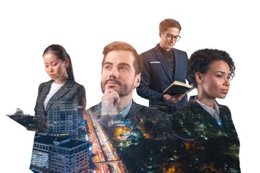 Asya 'nın Bangkok şehrinin önünde duran dört genç, başarılı iş adamının çifte pozu. Uluslararası takım çalışması kavramı. Gece vakti..