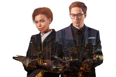 Asya 'nın Bangkok şehrinin önünde duran iki genç, başarılı iş adamının çifte pozu. Takım çalışması kavramı. Gece vakti..