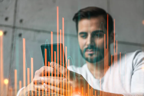 Een man met een smartphone. Dubbele belichting. Forex grafiek hologram. Financiële handel on-line makelaarsconcept. — Stockfoto