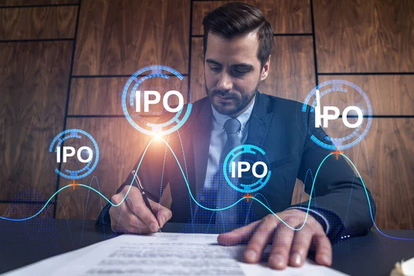 Бизнесмен подписывает контракт и ipo голограмму. Двойное воздействие. Формальная одежда. Концепция анализа рынка. — стоковое фото