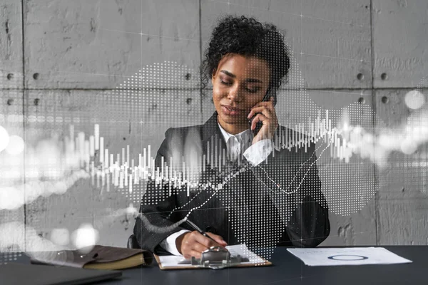 Femme d'affaires parle téléphone et hologramme de tableau financier de marché boursier. Double exposition. Concept d'obligations, d'actions et de devises négociables en ligne. — Photo