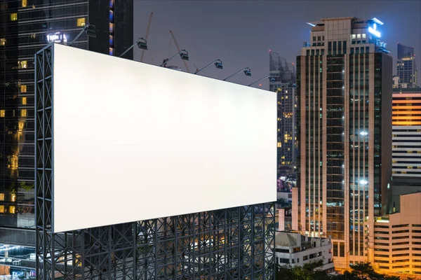 Panneau d'affichage blanc blanc avec fond de paysage urbain de Bangkok la nuit. Affiche publicitaire, maquette, rendu 3D. Vue latérale. Le concept de communication marketing pour vendre l'idée. — Photo