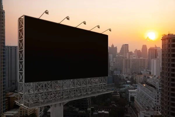 Panneau d'affichage de route noir blanc avec fond de paysage urbain de Bangkok au coucher du soleil. Affiche publicitaire, maquette, rendu 3D. Vue latérale. Le concept de communication marketing pour promouvoir ou vendre une idée. — Photo