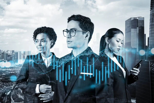 Groupe de collègues d'affaires travaillant sur le nouveau capital de risque et le démarrage de haute technologie et essayer de prévoir les risques et d'estimer la croissance future des revenus. Graphique holographique sur fond de Singapour. — Photo