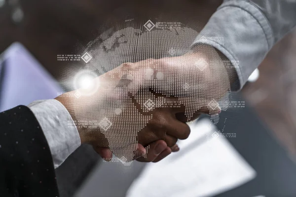 Dubbel exponering av två företagare handslag och globen jorden hologram ritning bakgrund. Begreppet internationell affärsverksamhet. Formellt slitage. — Stockfoto