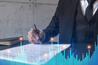 Takım elbiseli iş adamı kontrat imzaladı. Finansal grafik hologramıyla çifte maruz kalma. İpotek anlaşması imzalayan adam. Emlak piyasası analizi ve yatırım kavramı.