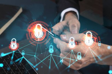 İş adamı telefonda internet uygulaması kullanıyor. Hologramı kilitle. Çoklu maruz kalma. İnternet güvenliği kavramı.