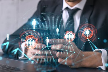 İş adamı telefonda internet uygulaması kullanıyor. Sosyal ağ simgeleri hologramı. Çoklu maruz kalma. İnsanlar bağlantı konsepti.