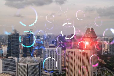 Soyut teknolojinin parlayan simgelerinin hologramı, günbatımında Singapur 'un panoramik şehir manzarası, Asya. Dünyalar konsepti teknolojik değişiklikler. Çift pozlama.