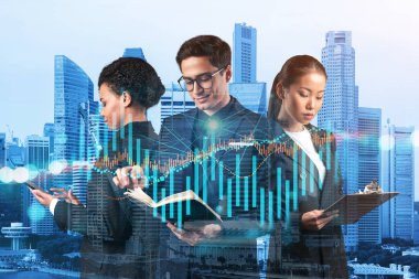 Yeni risk sermayesi ve yüksek teknoloji üzerinde çalışan bir grup iş arkadaşı riskleri tahmin etmeye ve olası kazanç artışlarını tahmin etmeye çalışıyor. Singapur arkaplanının hologram şeması.