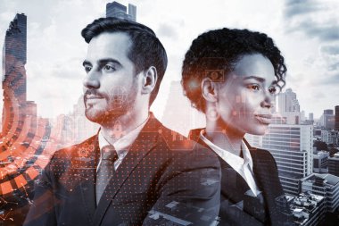 Çok uluslu şirket ekibindeki iki meslektaşım uluslararası danışmanlık şirketinin araştırma ve geliştirme bölümündeki kariyer fırsatlarını düşünüyorlar. Bangkok üzerinde hologram simgeleri.