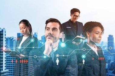 İş amaçlarına ulaşmak için sosyal medya pazarlama stratejisi üzerinde çalışan bir grup SMM uzmanı. Bangkok arkaplanı üzerinde hologram simgeleri.