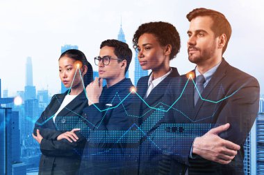 Takım elbiseli bir grup iş arkadaşı çok uluslu kurumsal ekibin bir parçası olarak fonda ticari strateji tahmininde bulunuyorlar. Eski çizelge. Kuala Lumpur arka planda. Çift pozlama