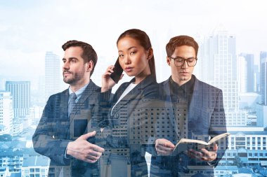 Takım elbiseli üç iş arkadaşından oluşan bir grup yeni kariyer fırsatları elde etmek için proje üzerinde birlikte çalışıyorlar. Çok uluslu şirket takımı kavramı. Kuala Lumpur. Çift pozlama.