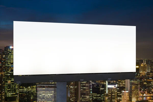 Cartelera blanca en blanco con fondo de paisaje urbano de Singapur por la noche. Cartel publicitario callejero, maqueta, representación 3D. Vista frontal. El concepto de comunicación de marketing para vender la idea. —  Fotos de Stock