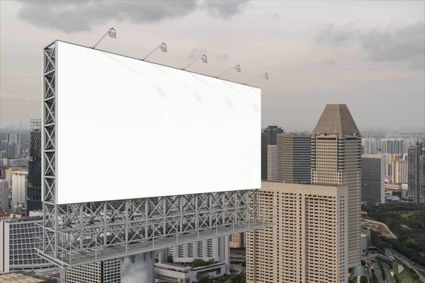 落日时分,白茫茫的白路广告牌上印有新加坡的城市景观背景.街头广告海报，模拟，3D渲染。侧视图。营销传播理念的营销理念. — 图库照片