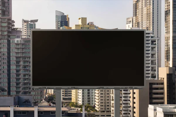 Blanco zwarte weg billboard met Bangkok stadsgezicht achtergrond op dag tijd. Reclameposter, model, 3D-weergave. Vooraanzicht. Het concept van marketing communicatie om ideeën te promoten of te verkopen. — Stockfoto