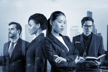 Takım elbiseli dört iş arkadaşı MBA mezuniyetinden sonra yeni kariyer fırsatlarının hayalini kuruyor. Çok uluslu şirket takımı kavramı. Singapur arka planda. Çift pozlama.