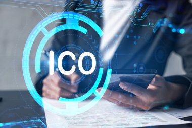 ICO hologramı ve kontrat imzalayan bir kadın telefon kullanıyor. Çifte maruziyet. ilk madeni para teklif kavramı.