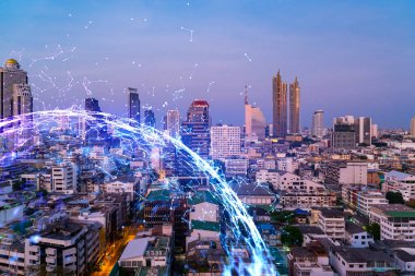 Soyut teknolojinin parlayan simgelerinin hologramı, günbatımında Bangkok 'un panoramik şehir manzarası, Asya. Dünyalar konsepti teknolojik değişiklikler. Çift pozlama.