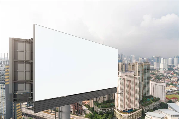 Panneau d'affichage blanc blanc avec fond de paysage urbain KL le jour. Affiche publicitaire, maquette, rendu 3D. Vue latérale. Le concept de communication marketing pour promouvoir ou vendre une idée. — Photo