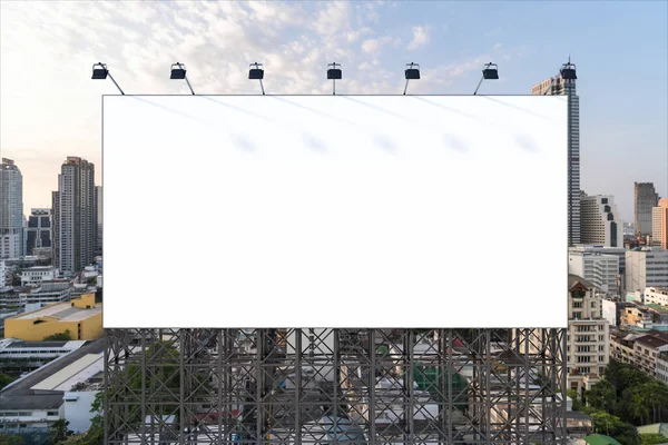 Cartelera blanca en blanco con fondo de paisaje urbano de Bangkok al atardecer. Cartel publicitario callejero, maqueta, representación 3D. Vista frontal. El concepto de comunicación de marketing para promover o vender la idea. —  Fotos de Stock