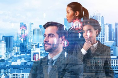 İş amaçlarına ulaşmak için sosyal medya pazarlama stratejisi üzerinde çalışan bir grup SMM uzmanı. Kuala Lumpur arkaplanı üzerinde hologram simgeleri.