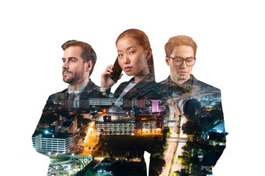 Asya şehri Kuala Lumpur 'un önünde duran üç genç, başarılı iş adamı, erkek ve kadın çifte pozlama. Sıkı çalışma ve öğrenim kavramı. Modern yaşam tarzı. Gece vakti..