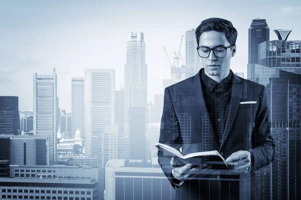 Joven hombre de negocios guapo en traje y gafas pensando en cómo abordar el problema, nuevas oportunidades de carrera, asignación de MBA. Singapur en segundo plano. Doble exposición. — Foto de Stock