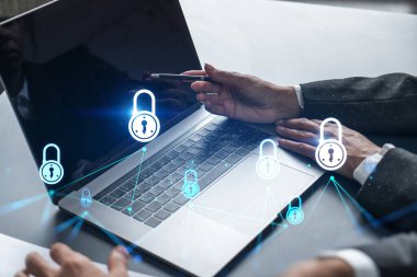 Kadın ve erkek proje bilgilerinin güvence altına alınması için birlikte çalışıyorlar. Mavi simge infografik kilit hologramı. Veri güvenliği kavramı. Çift pozlama.