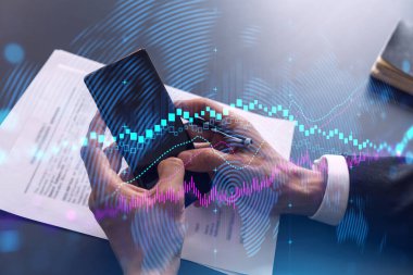 İşadamı telefonda uygulamayla hisse senedi ticareti yapıyor. Finansal grafik hologramı.