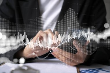 Ofiste akıllı telefon kullanan bir iş kadını. Eski grafik hologramı. Çevrimiçi borsa konsepti. Çift pozlama.