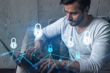 Ciddi bir Kafkasyalı programcı, verileri korumak için yeni bir güvenlik sistemi geliştirmek için dizüstü bilgisayar kullanıyor. Çifte maruziyet. IT hologram simgesini kilitle.