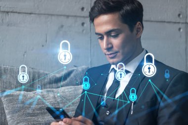 Ofiste Smartphone ile çalışan bir adam iş bilgilerini korumak için yeni teknolojiler arıyor. Hologramı kilitle, daktilo kullan. Çift pozlama.