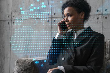 İş kadını telefon ve dünya haritası hologramı konuşuyor. Çift pozlama.