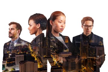 Asya şehri Kuala Lumpur 'un önünde duran dört genç, başarılı iş adamının çifte pozu. Uluslararası takım kavramı birlikte çalışır. Gece vakti..