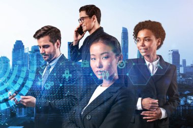 Bir grup iş arkadaşı araştırma ve geliştirme departmanındaki problemleri çözmek için yeni teknik yaklaşımlar bulmaya çalışıyor. Bangkok arka planında Fintech hologram simgeleri.