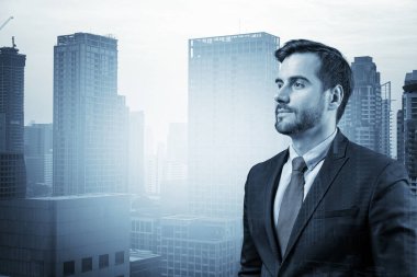 Takım elbiseli genç yakışıklı iş adamı nasıl başarılı olunacağını düşünüyor, yeni kariyer fırsatları, işletme mastırı. Bangkok arka planda. Çift pozlama.