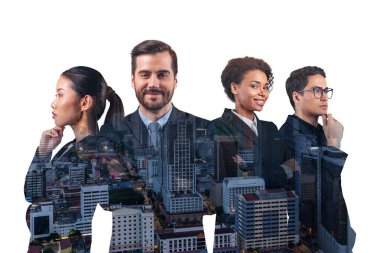 Asya şehri Kuala Lumpur 'un önünde duran dört genç, başarılı iş adamının çifte pozu. Uluslararası takım kavramı birlikte çalışır. Gece vakti..