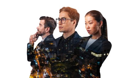 Asya 'nın Bangkok şehrinin önünde duran üç genç, başarılı, iş adamı, erkek ve kadın çifte pozlama. Sıkı çalışma ve öğrenim kavramı. Modern yaşam tarzı. Gece vakti..