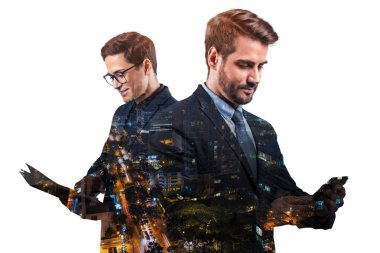 Asya 'nın Bangkok şehrinin arka planında duran iki genç, başarılı iş adamının çifte pozu. Takım çalışması kavramı. Gece vakti..