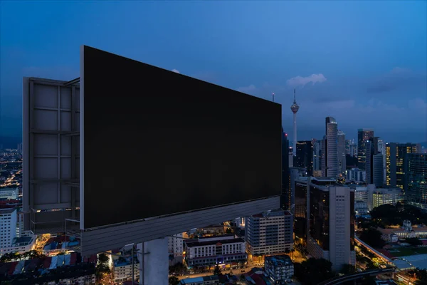 Panneau d'affichage noir blanc avec fond de paysage urbain KL la nuit. Affiche publicitaire, maquette, rendu 3D. Vue latérale. Le concept de communication marketing pour promouvoir ou vendre une idée. — Photo