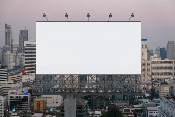 Gün batımında Bangkok şehir manzaralı boş beyaz yol reklam panosu. Sokak reklam afişi, maket, 3 boyutlu tasarım. Ön manzara. Pazarlama iletişimi fikri desteklemek veya satmak için. — Stok fotoğraf