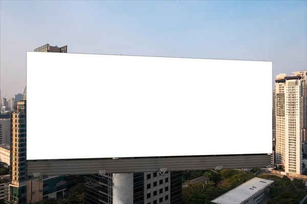 Panneau d'affichage blanc blanc avec fond de paysage urbain de Bangkok au coucher du soleil. Affiche publicitaire, maquette, rendu 3D. Vue de face. Le concept de communication marketing pour promouvoir ou vendre une idée. — Photo