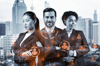 İş amaçlarına ulaşmak için sosyal medya pazarlama stratejisi üzerinde çalışan bir grup SMM uzmanı. Kuala Lumpur arkaplanı üzerinde hologram simgeleri.