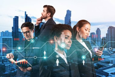 İş amaçlarına ulaşmak için sosyal medya pazarlama stratejisi üzerinde çalışan bir grup SMM uzmanı. Bangkok arkaplanı üzerinde hologram simgeleri.