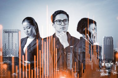 Takım elbiseli bir grup iş arkadaşı çok uluslu kurumsal ekibin bir parçası olarak fonda ticari strateji tahmininde bulunuyorlar. Eski çizelge. Bangkok arka planda. Çift pozlama