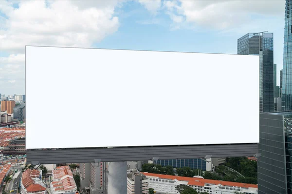 Tomma vit väg skylt med Singapore stadsbild bakgrund på dagen. Affisch för gatureklam, modell, 3D-återgivning. Framifrån. Begreppet marknadskommunikation för att främja. — Stockfoto