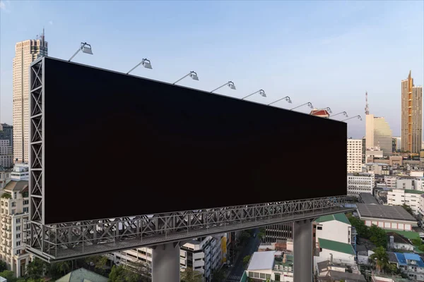 Panneau d'affichage de route noir vierge avec fond de paysage urbain de Bangkok à l'heure de jour. Affiche publicitaire, maquette, rendu 3D. Vue latérale. Le concept de communication marketing pour promouvoir ou vendre une idée. — Photo