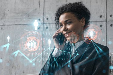 İş kadını telefon ve sosyal ağ hologramı konuşuyor. Çift pozlama.